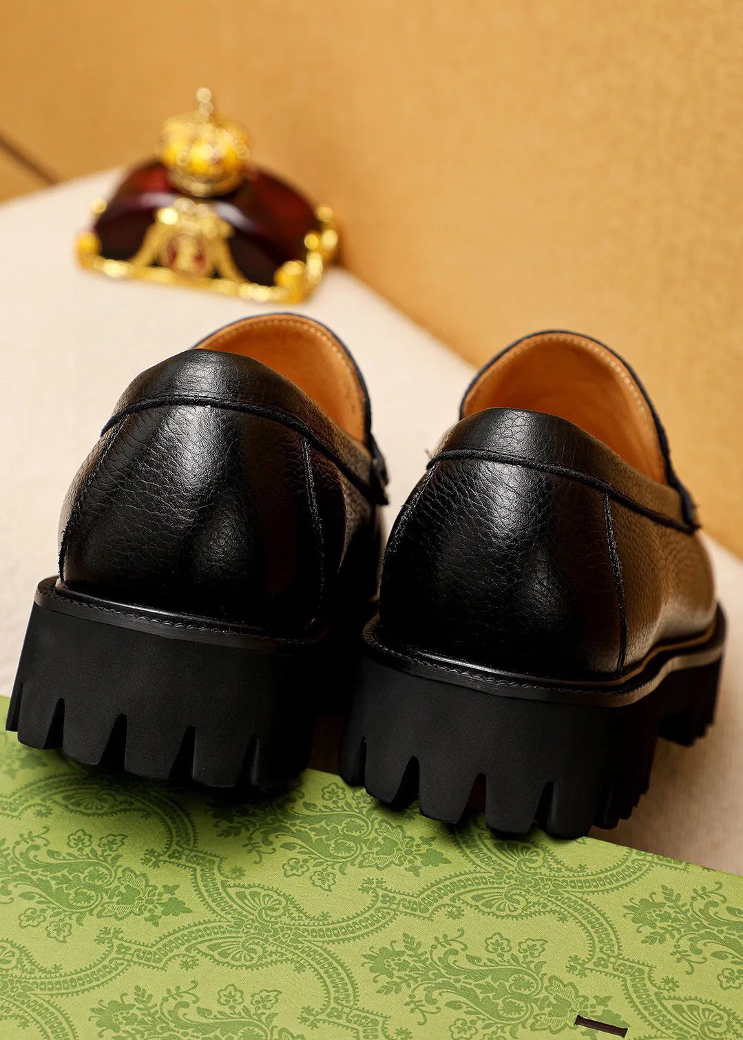 Men's shoes 💰580 💐 Product trademark: GUCCI "Gucci" casual leather shoes Regular size: 38-44 (45.46🉑️customized) Product materials: Selected imported first-layer pebbled cowhide leather upper + luxury hardware buckle, imported water-dyed cowhide leather lining. Strong three-dimensional visual effect, original foam outsole Color: 1⃣️color available